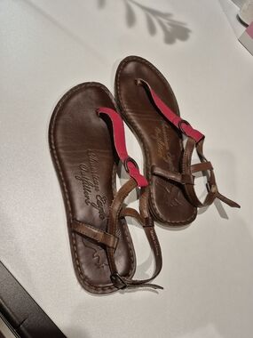 Brown Leather American Eagle Outfitters T-Strap Sandals with Pink-Red Coral
